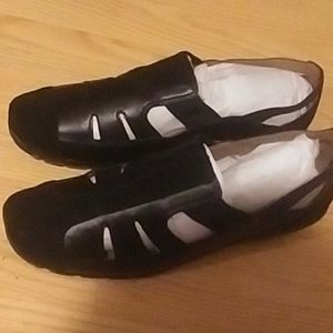 Easy Spirit flat slip ons